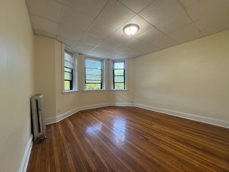 Building Photo - 386 Riverway