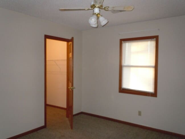 Building Photo - 3-4 Bedroom Executive Home on 5 Acres has 4 Baths and a 3 Car Garage!!