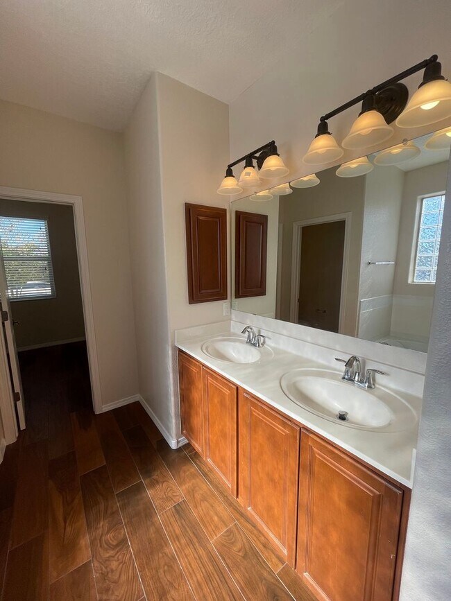 Building Photo - Pristine 4 bdr, 2 1/2 bath w/2 car garage ...