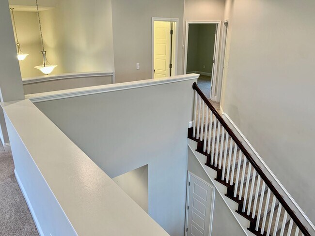 Building Photo - Gorgeous 5 bedroom home. Spacious and Elegant!