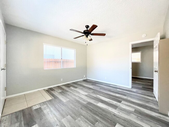 Building Photo - Single level duplex a block to the beach!