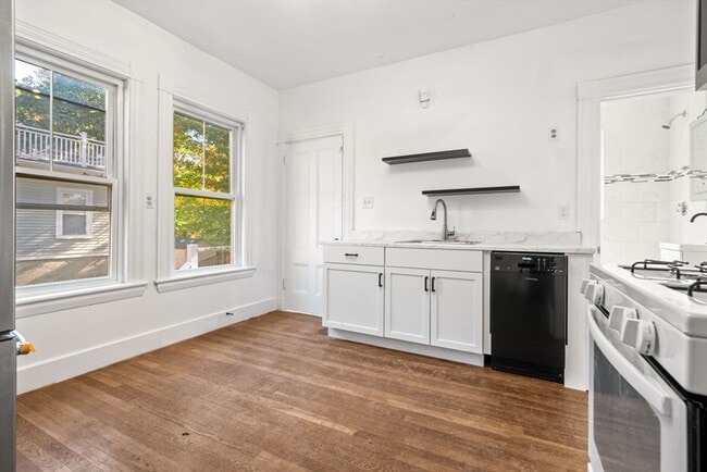 Building Photo - 168 Elliot St