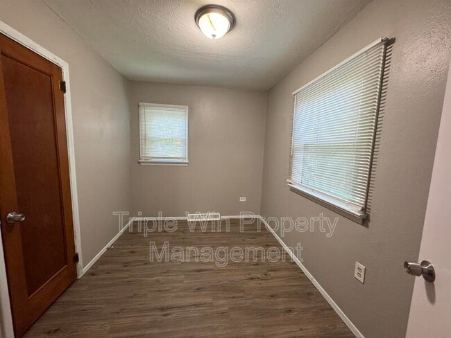 Building Photo - 220 Superior Dr