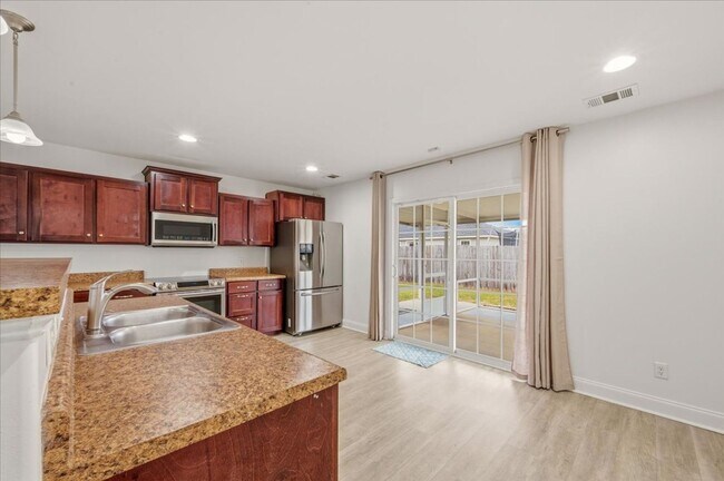 Building Photo - Spacious 5-Bedroom Home with Screened Patio & Private Fenced Yard in Guyton