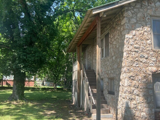 Building Photo - 222 1/2 W. Shawnee
