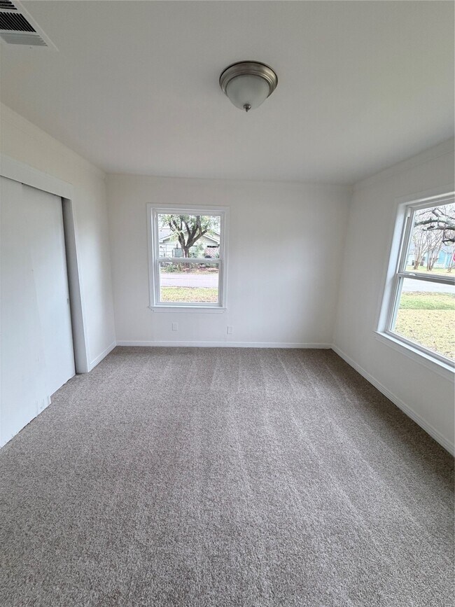 Building Photo - 5451 Oriole St