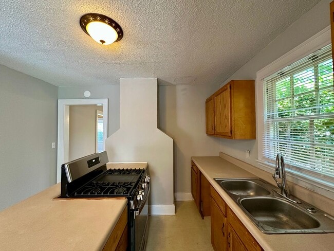 Building Photo - WILMINGTON - Sunset Park - Great location!...