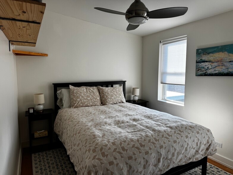 Bedroom with queen bed - 33 Atlantic St