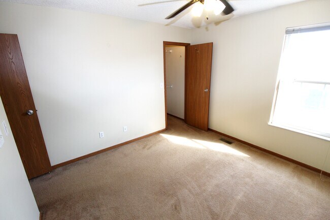 Building Photo - 2227 Teardrop Ave