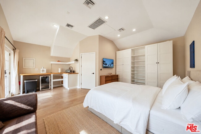 Building Photo - 6537 Moore Dr