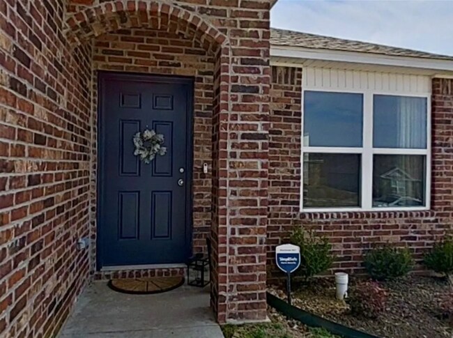 Building Photo - Stylish 3 Bed / 2 Bath with Open Layout & Backyard Retreat