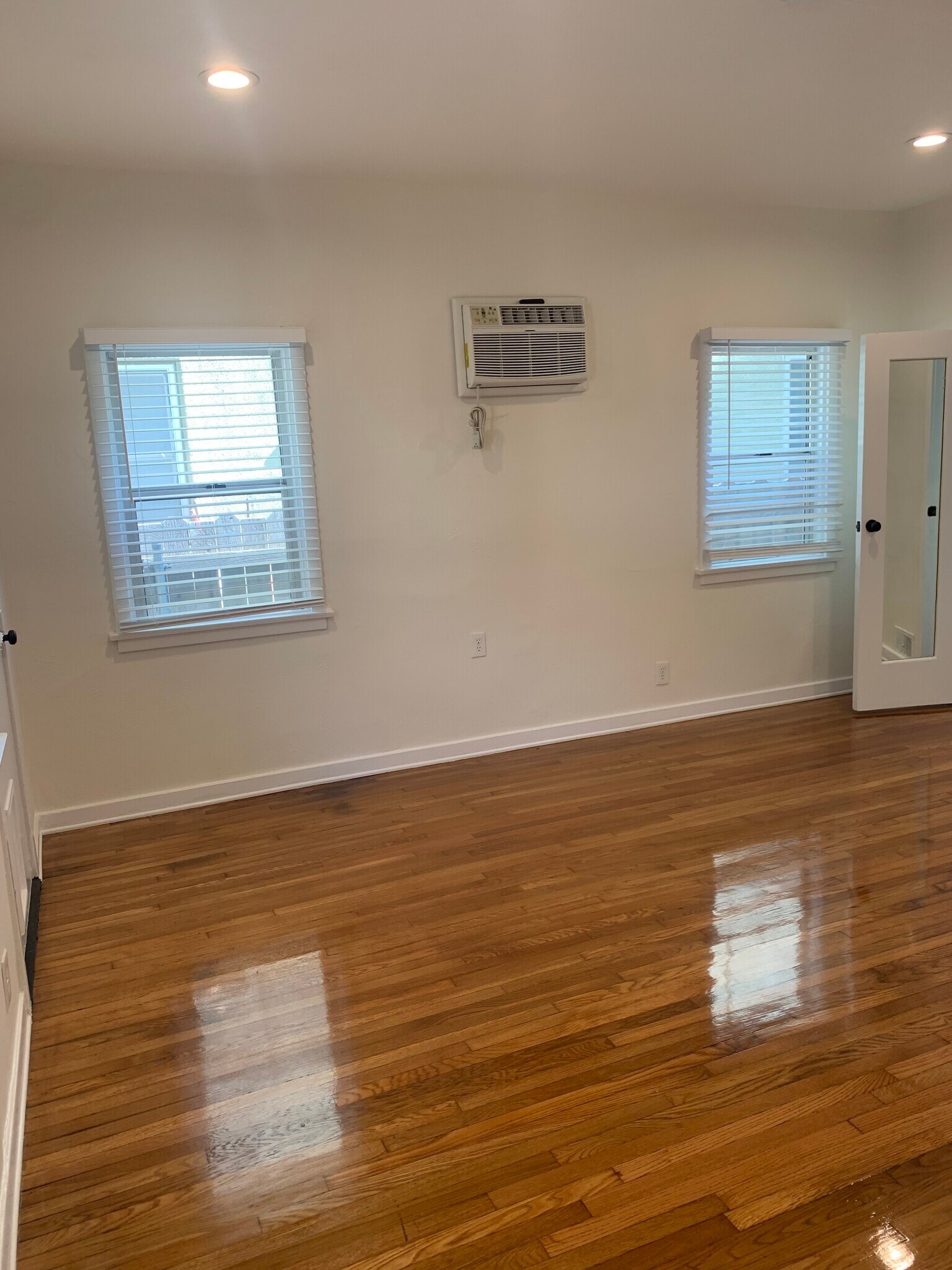 Building Photo - 331 S Reeves Dr