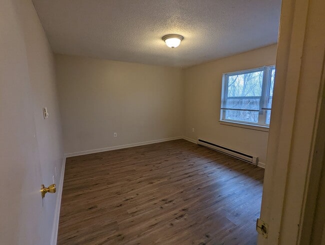 Building Photo - 2 Bedroom Upstairs Apartment with Washer/Dryer Hookup