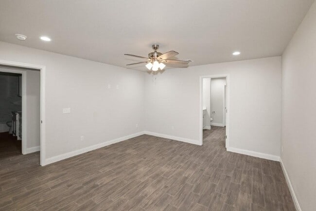 Building Photo - 7627 Woodford Ave