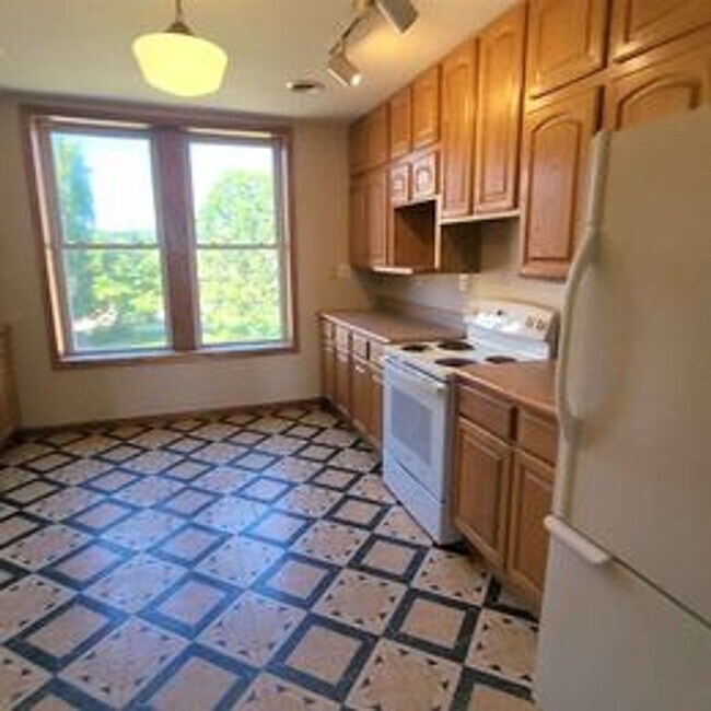 Primary Photo - More Space than you can dream of! 5bed 2 b...