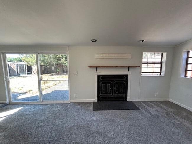 Building Photo - Charming 4 Bedroom, 2 Bath Home in Novato ...