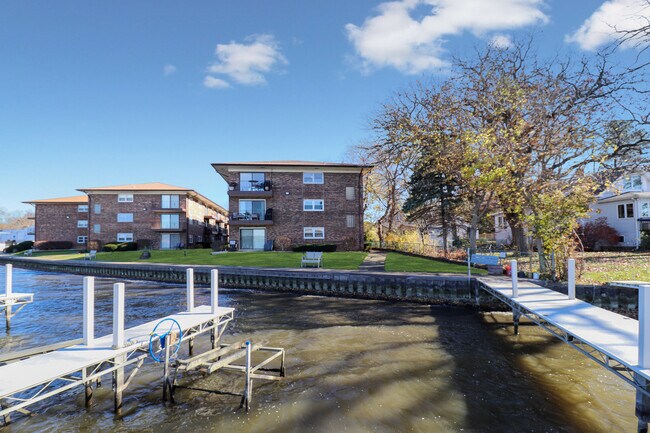 Building Photo - 22 N Pistakee Lake Rd