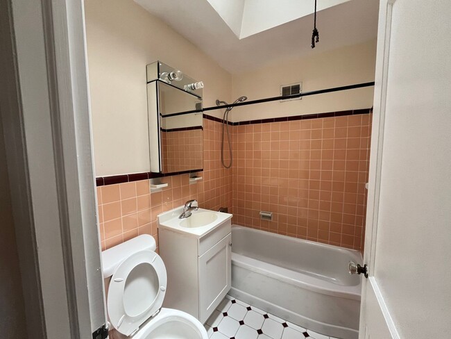Building Photo - 3 bedroom 1 bath house
