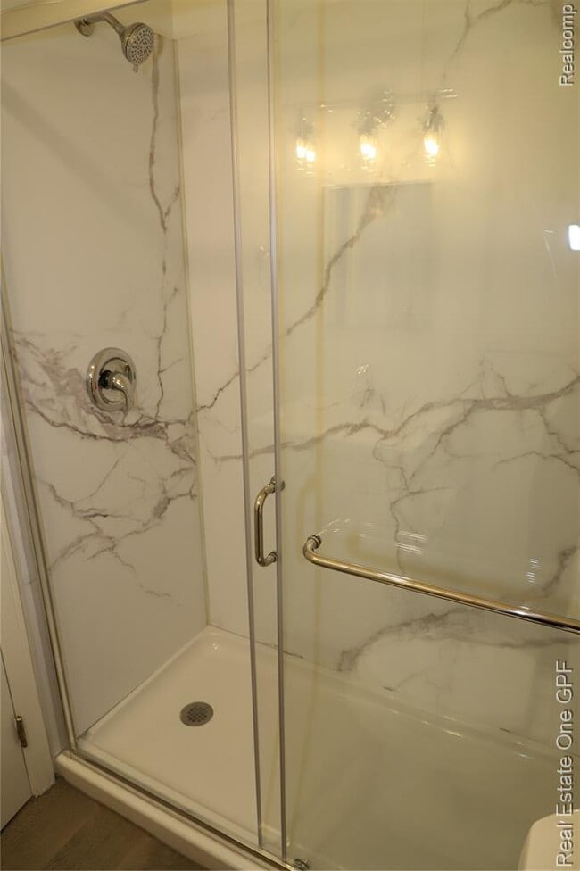 Building Photo - 271 W Maple Rd