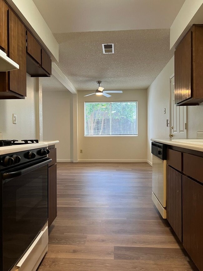 Building Photo - Darling 3 Bedroom House!!