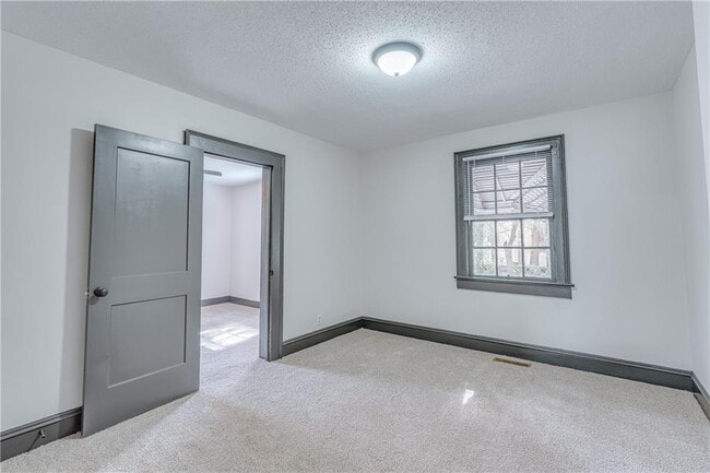 Building Photo - 561 Tuttle Ave