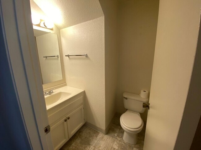 Building Photo - Large Condo near Freeway Access!