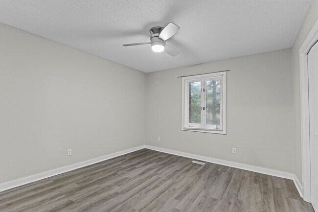 Building Photo - Newly Updated 2 Bedroom, 2 Bath Duplex nea...