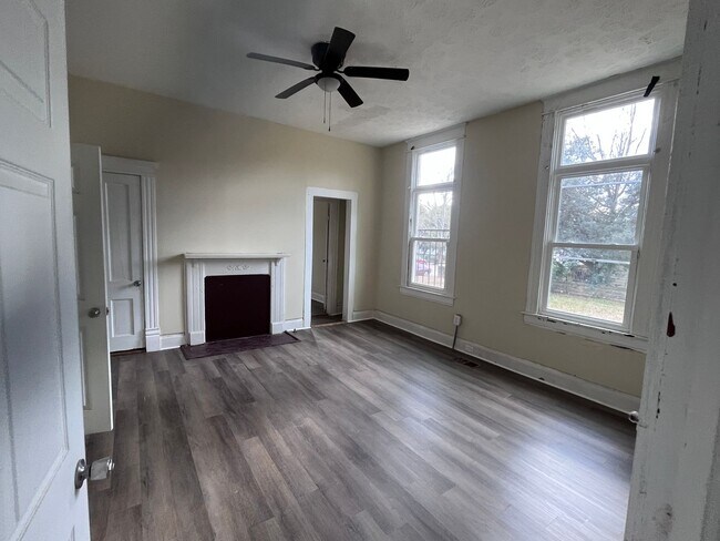 Building Photo - 4 Bedrooms!!