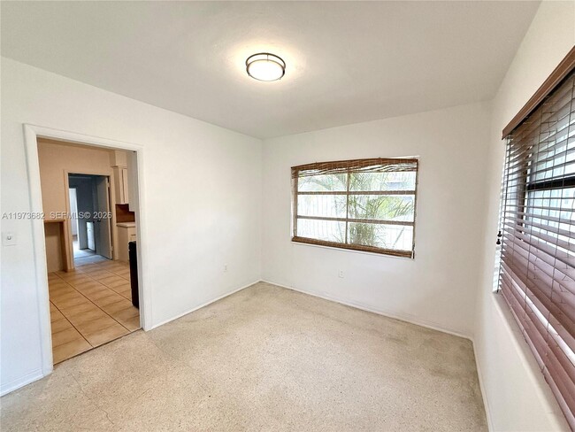 Building Photo - 845 Fairway Dr