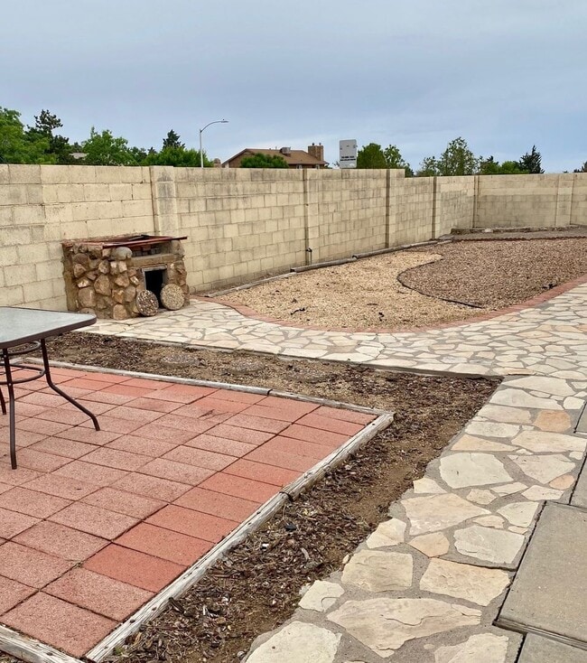 Building Photo - 1 week free! 2 Bedroom w/ fireplace, gated entrance for privacy and 2 CG