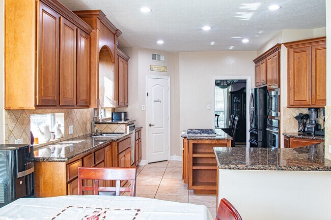 Building Photo - 9006 Stones Throw Ln