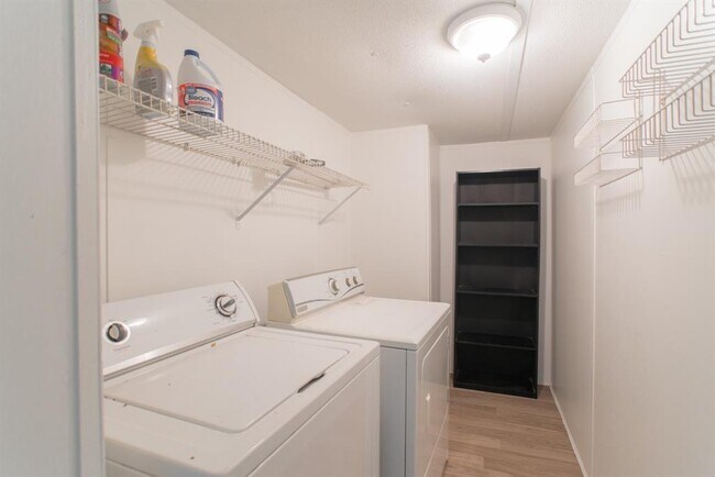 Building Photo - 9140 Sharyn Dr