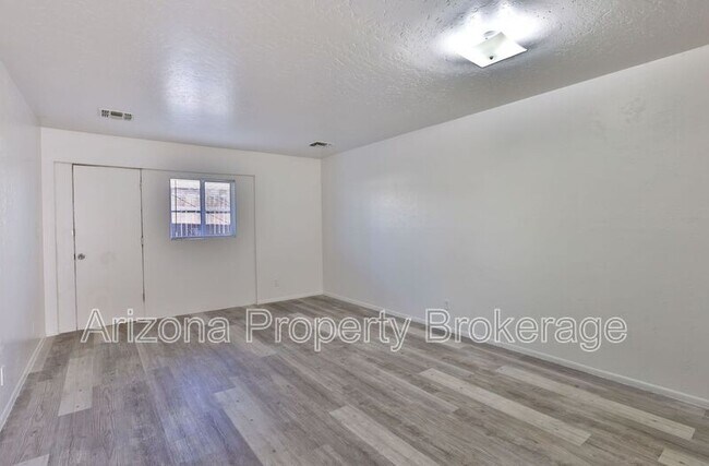 Building Photo - 1702 W Vogel Ave