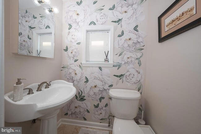 Building Photo - 227 E Hathaway Ln