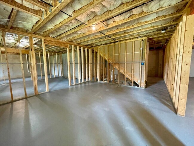 Building Photo - Gorgeous 5 bedroom 3.5 bath home in desira...