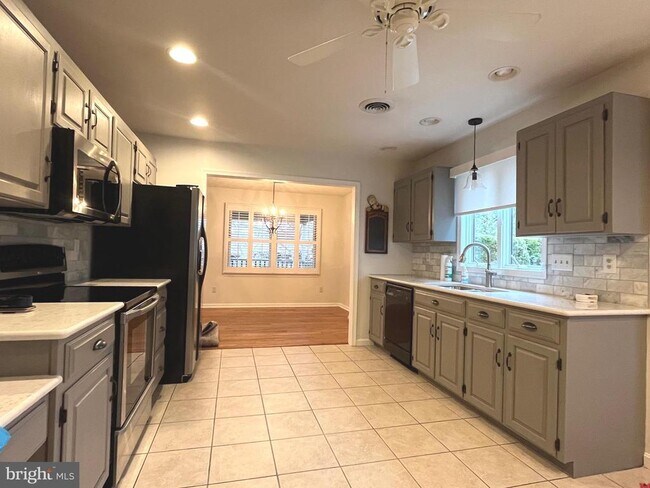 Building Photo - 330 Parkwood Dr