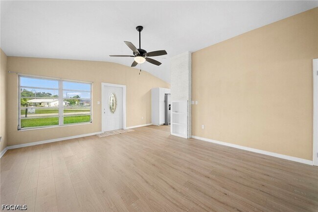 Building Photo - 275 Lakeview Dr