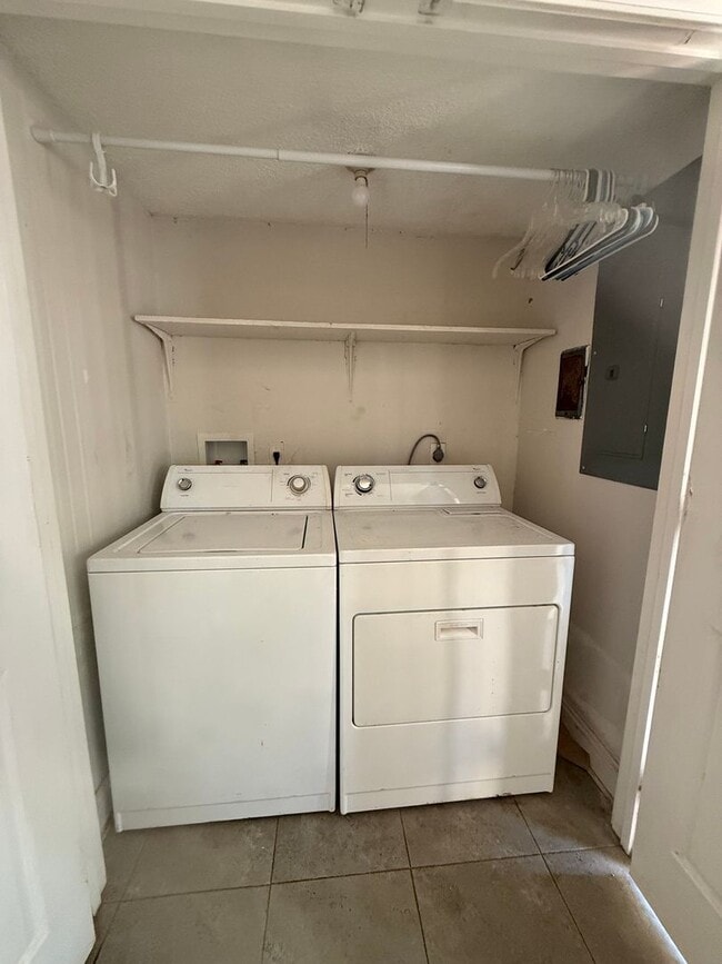 Building Photo - Condo in Kingspoint