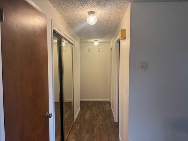 Building Photo - Large 2 bedroom duplex