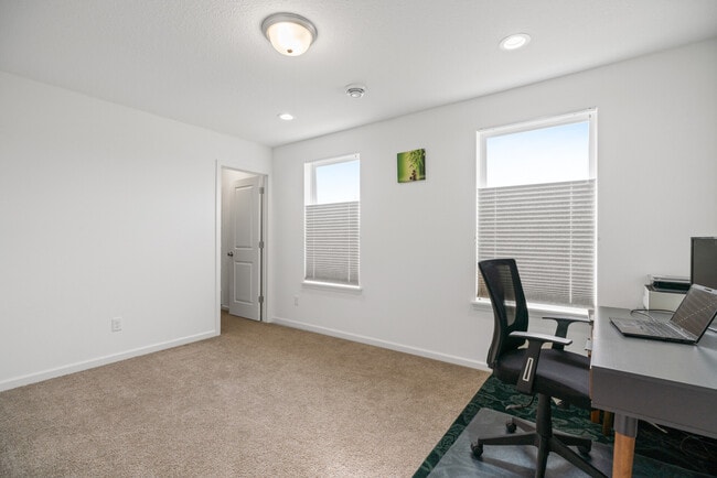 Building Photo - 657 Aster Rd