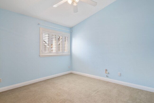 Building Photo - Spacious detached townhome available in So...