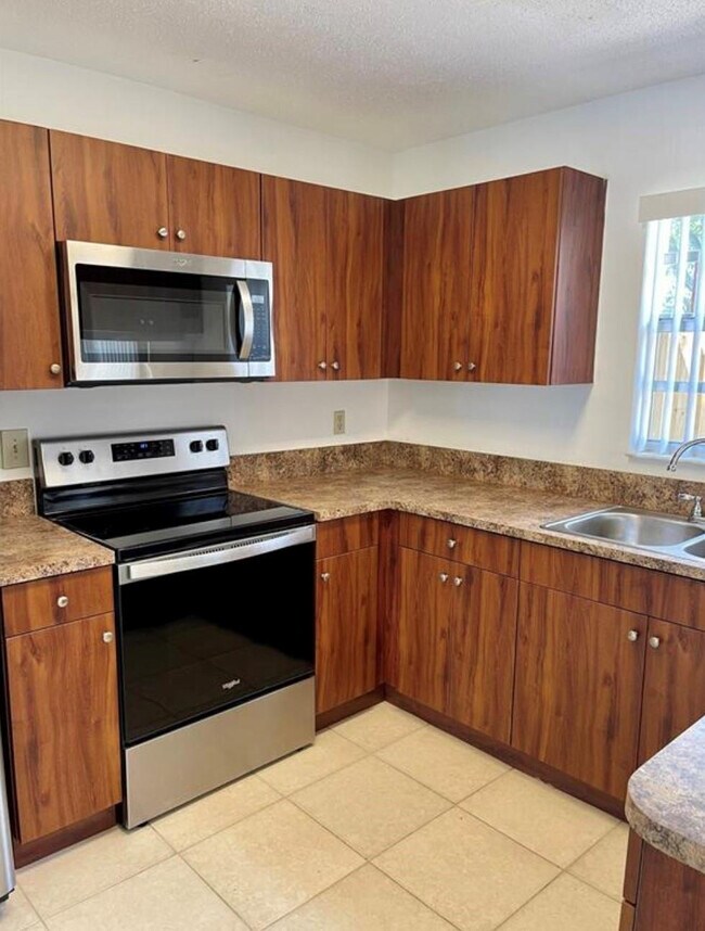 Building Photo - 2888 Edgehill Ln