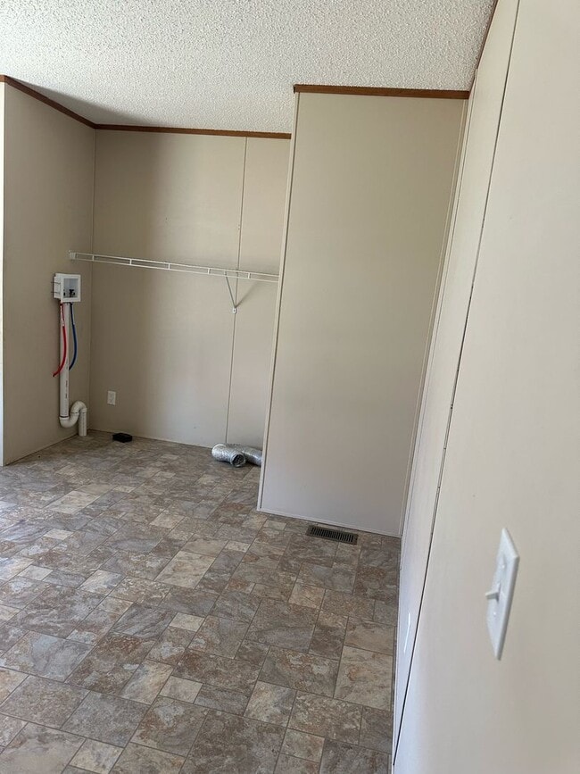 Building Photo - 3 Bed, 2 Bath Trailer