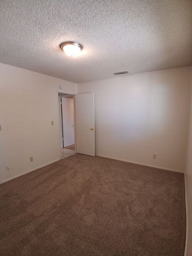 Building Photo - 5083 W Ashcroft Ave