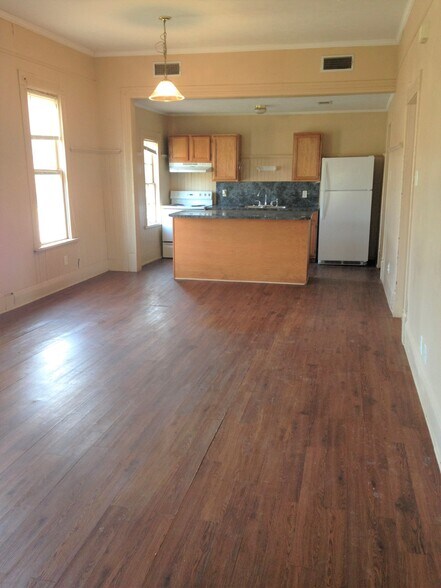 Building Photo - 601 S Fredonia St