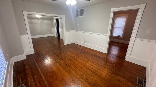 Building Photo - $975 - 3 bedroom / 1.5 bathrooms - Beautif...