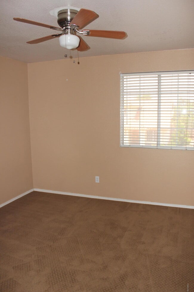 Building Photo - 1221 W Chicago St