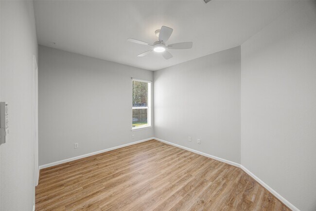 Building Photo - 12322 W Elizabeth Shore Loop