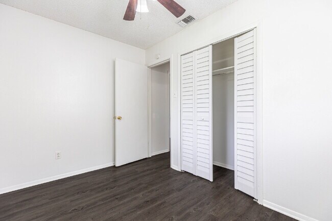 Building Photo - 4910 Tennyson Dr