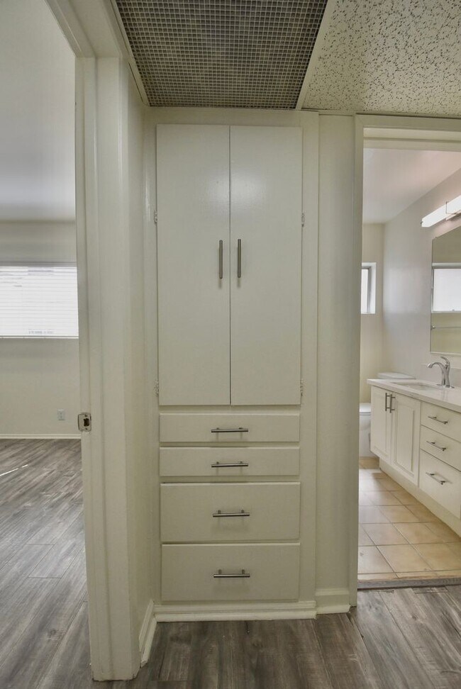 Building Photo - 14706 Dickens St